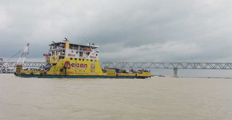 পদ্মায় নতুন চ্যানেলে ফেরি চলাচল শুরু