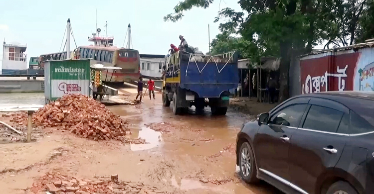 স্রোতের কারণে দৌলতদিয়ায় পারের অপেক্ষায় ৫শ গাড়ি