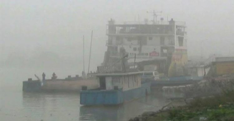 ঘন কুয়াশায় দৌলতদিয়া-পাটুরিয়ায় ফেরি চলাচল বন্ধ