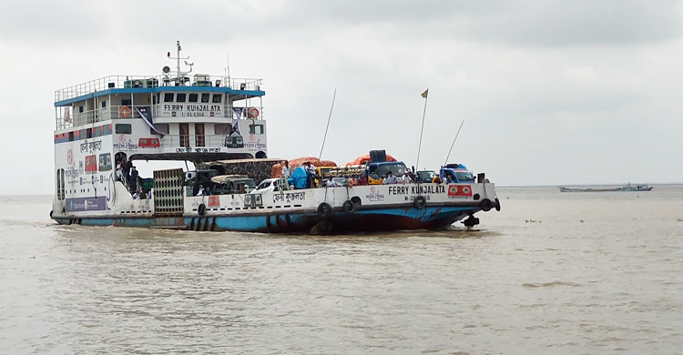 ১২ ঘণ্টা পর শিমুলিয়া-বাংলাবাজারে ফেরি চালু