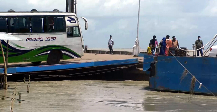 দৌলতদিয়া ফেরিঘাটের ভোগান্তি দেখেও দেখে না কর্তৃপক্ষ