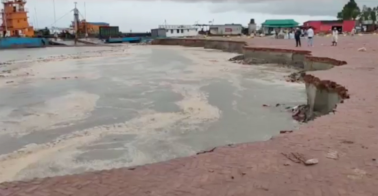 ফেরিঘাটে ভাঙন, শিমুলিয়ায় ৪ ছোট ফেরিতে চলছে পারাপার