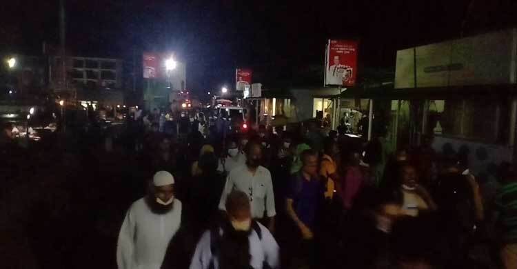 বৃষ্টির মধ্যেই রাতে শিমুলিয়া ঘাটে ঘরমুখো মানুষের ঢল