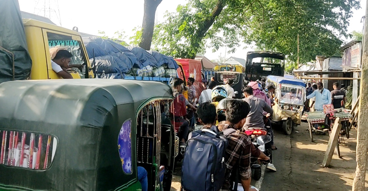 বাংলাবাজার-শিমুলিয়ায় ফেরি চলাচল বন্ধ, জাজিরায় গাড়ির চাপ