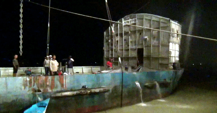 বাংলাবাজার-শিমুলিয়া রুটে ডুবে যাওয়া ডাম্প ফেরিটি অবশেষে উদ্ধার