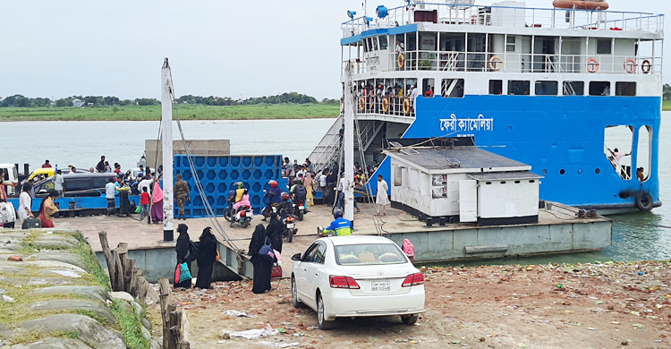 তীব্র স্রোতে বাংলাবাজার-শিমুলিয়ায় ফেরি চলাচল বন্ধ
