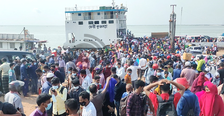 ফেরিতে গাদাগাদি করেই ফিরছে মানুষ