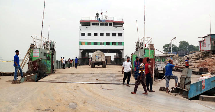 চাপ কম‌তে শু‌রু ক‌রে‌ছে দৌলতদিয়ায়