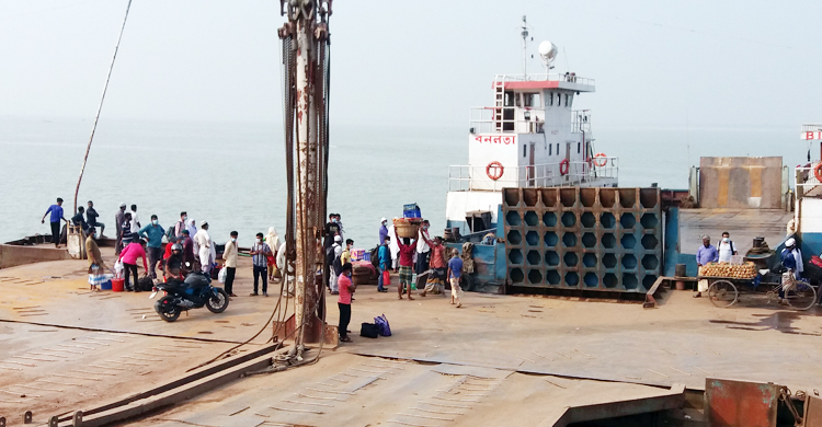 পাটুরিয়া-দৌলতদিয়া নৌরুটে ফেরি চলাচল বন্ধ