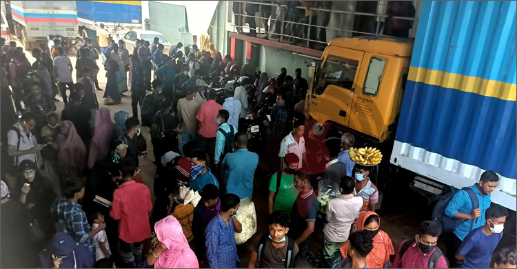 দৌলতদিয়া-পাটুরিয়া নৌরুটে থেমে নেই যাত্রী পারাপার