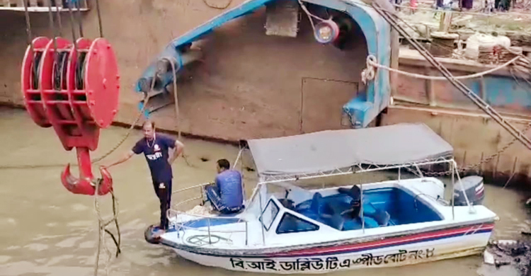 ডুবে যাওয়া ফেরি থেকে যানবাহন উদ্ধারে চলছে অভিযান