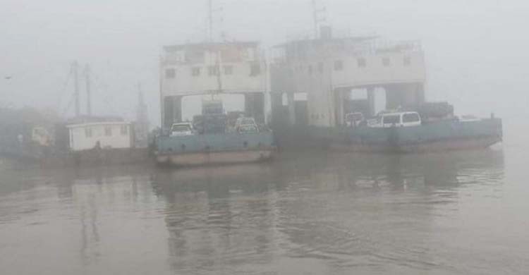 আরিচা-কাজিরহাটে ফেরি বন্ধ, মাঝ নদীতে আটকা তিন ফেরি