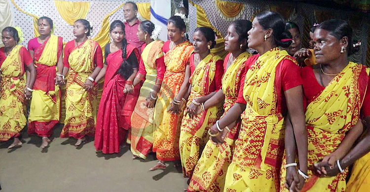 নেচে-গেয়ে কারাম উৎসবে মাতলো ওরাওঁ সম্প্রদায়