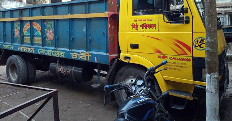 ট্রাকচাপায় প্রাণ গেল মোটরসাইকেল আরোহী দুই বন্ধুর