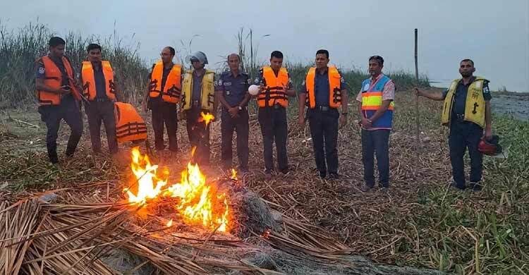 চাঁদপুরে ২০ লাখ মিটার জালসহ ১২ জেলে আটক