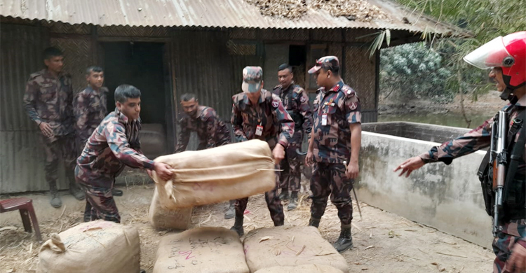 পরিত্যক্ত ঘরে মিললো আড়াই হাজার ভারতীয় কাপড়