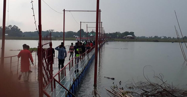 বৃষ্টি উপেক্ষা করে ফরিদপুরে ভাসমান সেতু দেখতে উপচেপড়া ভিড়