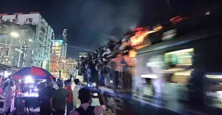 নারায়ণগঞ্জ থেকে ঝুঁকি নিয়েই ট্রেন যাত্রা