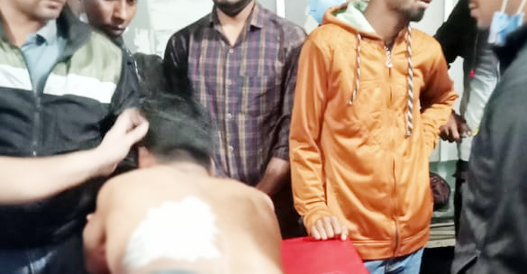 সালিশে ইউপি মেম্বারকে কুপিয়ে জখম
