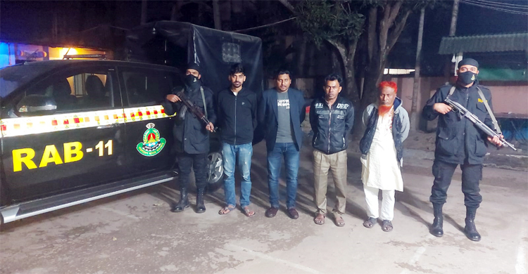 চাঁদপুরে পাসপোর্ট অফিসের সামনে থেকে ৪ দালাল আটক