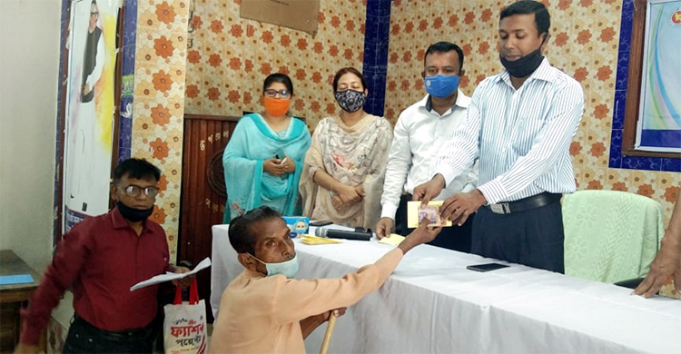 নড়াইলে ভিক্ষুকরা পেলেন নগদ অর্থ