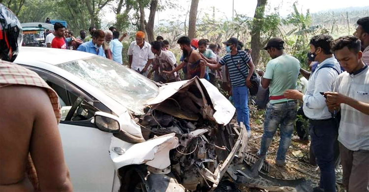 ঝিনাইদহে প্রাইভেটকার-ইজিবাইকের মুখোমুখি সংঘর্ষে নিহত ৩