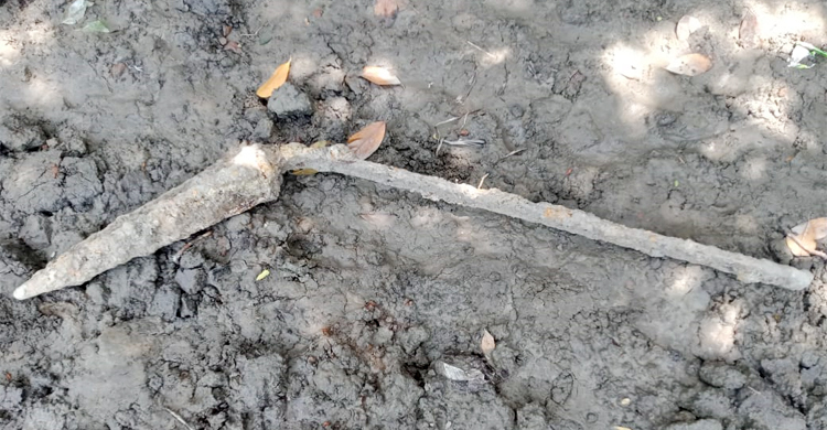 মর্টারশেল ভেবে সারাদিন তোলপাড়, পানি ঢালতেই মিলল লোহার দণ্ড