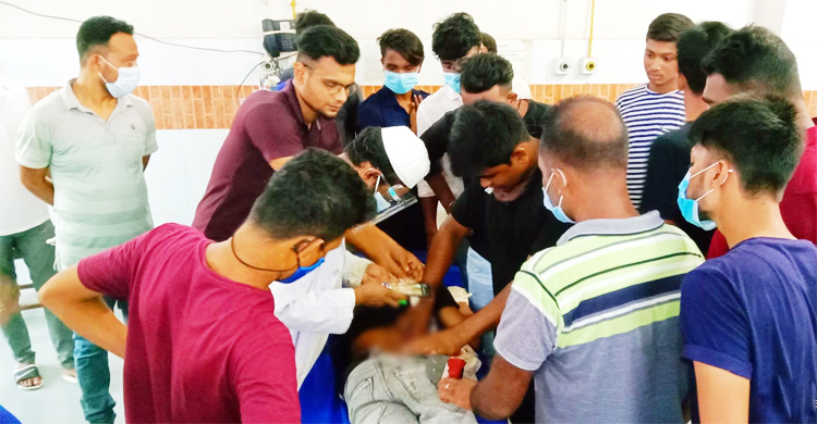 মোবাইল নিয়ে বিরোধ, স্কুলছাত্রকে কুপিয়ে জখম