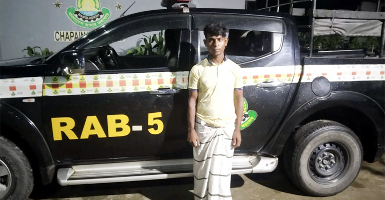 চাঁপাইনবাবগঞ্জে অস্ত্রসহ চোরাকারবারি গ্রেফতার