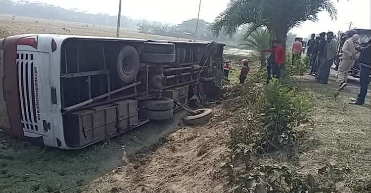 পটুয়াখালীতে পিকনিকের বাস উল্টে আহত ৫