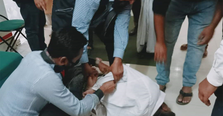 ব্যাংক থেকে টাকার ব্যাগ নিয়ে পালানোর সময় যুবক আটক