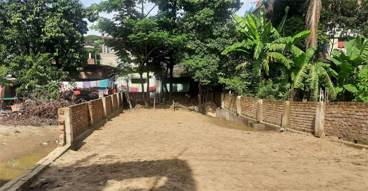পাহাড়তলীতে পুকুর ভরাট, ১২ জনের নামে মামলা