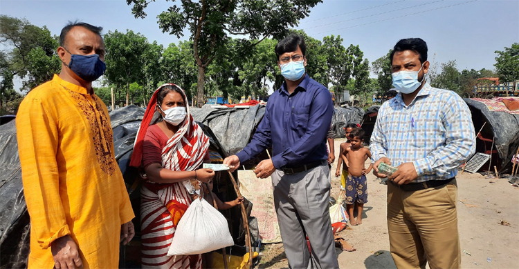 বেদে পল্লীতে প্রধানমন্ত্রীর উপহার বিতরণ