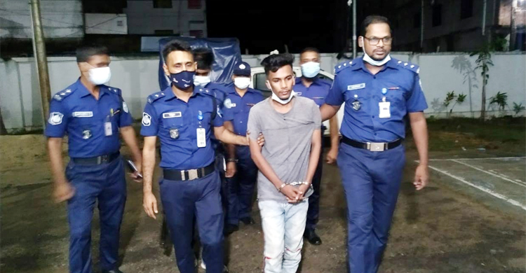 পরিচিতদের ফেসবুক আইডি ক্লোন করে ব্ল্যাকমেইলই ছিল পেশা