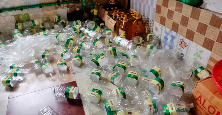 সয়াবিন তেলের বোতলে লাগানো হচ্ছিল আগের দামের স্টিকার