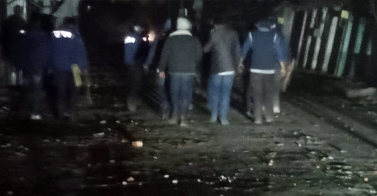 তরুণ-তরুণীর প্রেম নিয়ে দুই গ্রামবাসীর সংঘর্ষে আহত ৪