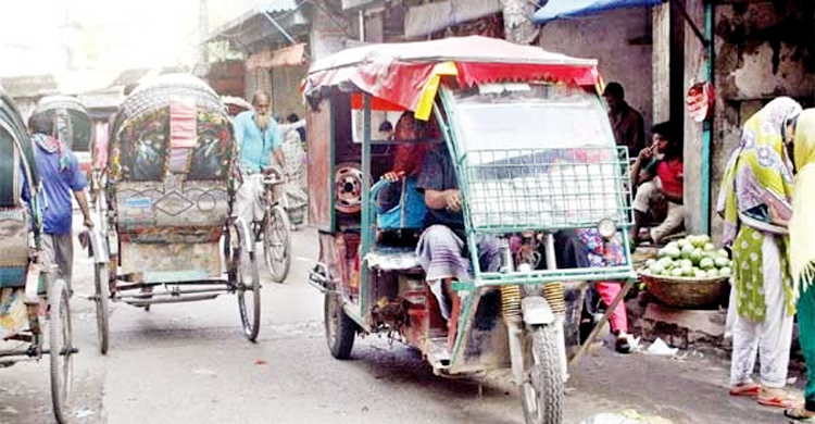 মায়ের সামনেই সন্তানের প্রাণ নিলো ইজিবাইক