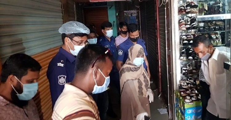 সামাজিক দূরত্ব না রাখায় ৪ নারী ক্রেতাকে জরিমানা