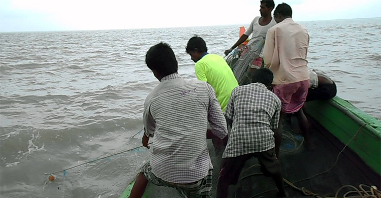 জাল তুলতে গিয়ে নদীতে তলিয়ে গেলেন জেলে