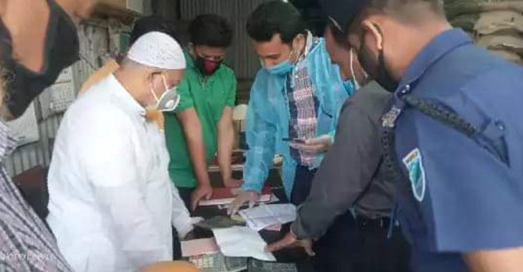 ৪ টাকার জন্য অভিযোগ দিয়ে ১২৫০ টাকা পেলেন ভ্যানচালক