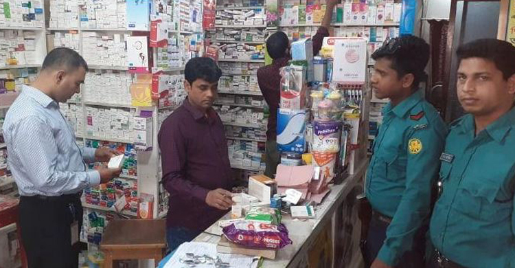 মেয়াদোত্তীর্ণ ওষুধ বিক্রি করায় তিন ফার্মেসিকে জরিমানা