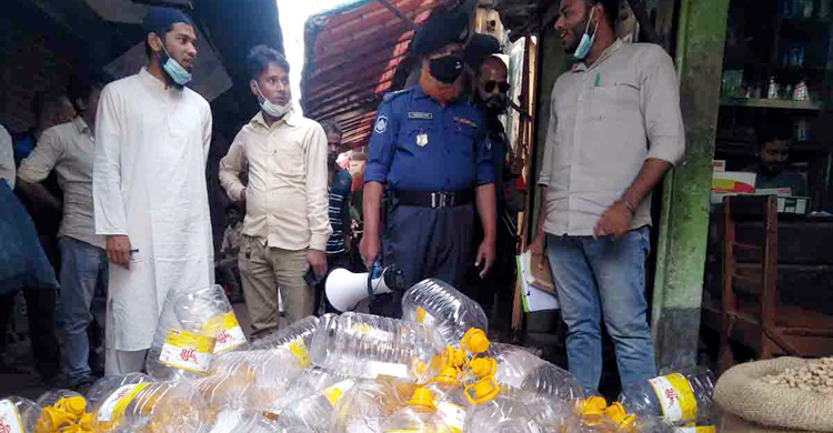 বোতলের সয়াবিন তেল খুলে বিক্রি, দোকানিকে ৩০ হাজার টাকা জরিমানা