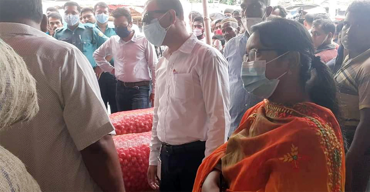 পেঁয়াজের মূল্য তালিকায় লেখা ৮৫, বিক্রি ৯৫ টাকায়