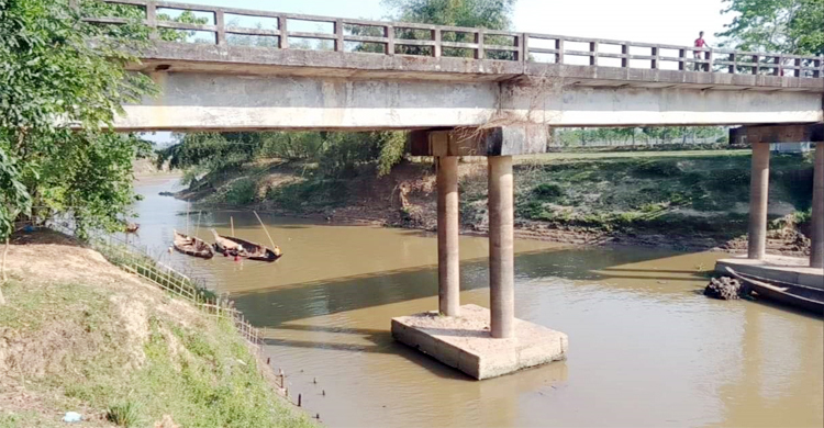 ব্রিজের নিচে বালু উত্তোলন, ম্যানেজারকে ৫০ হাজার টাকা জরিমানা
