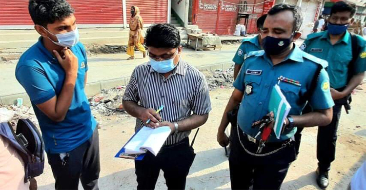 লকডাউনে দোকান খোলা রাখায় জরিমানা