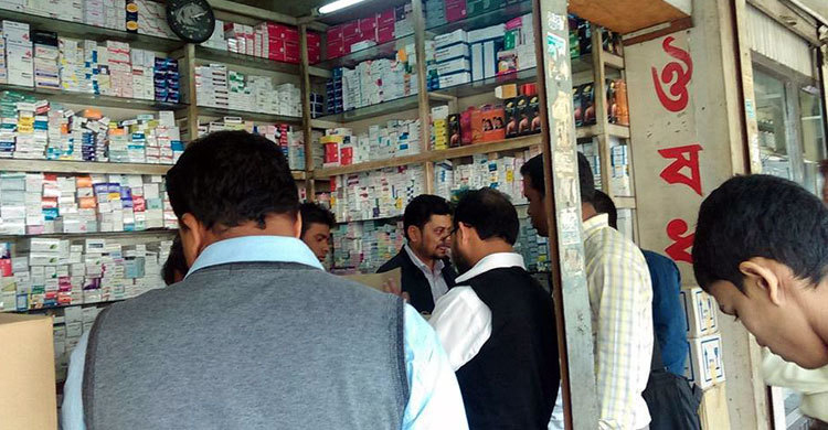 ওষুধের দাম ৭২ টাকা বেশি নিয়ে জরিমানা দিলেন ১০ হাজার