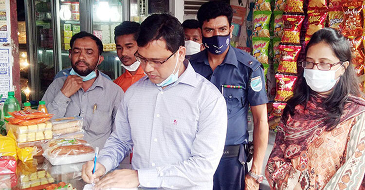 এক কেজি মিষ্টিতে প্যাকেটের ওজনই ৩০০ গ্রাম!