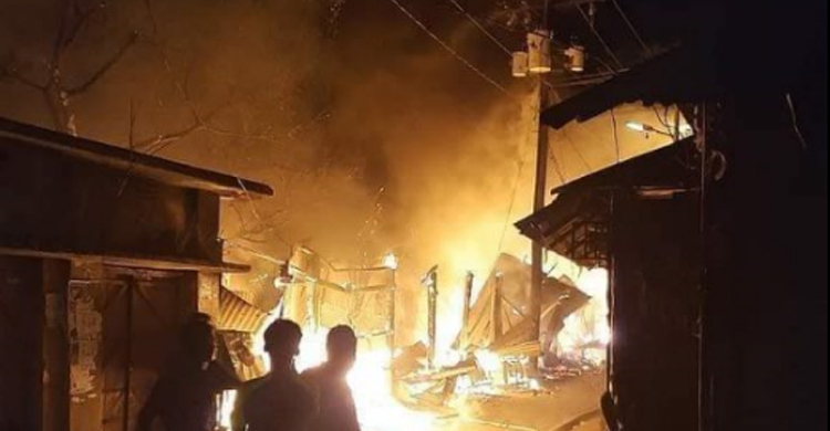 কুমিল্লায় আগুনে পুড়লো ১৩ দোকান