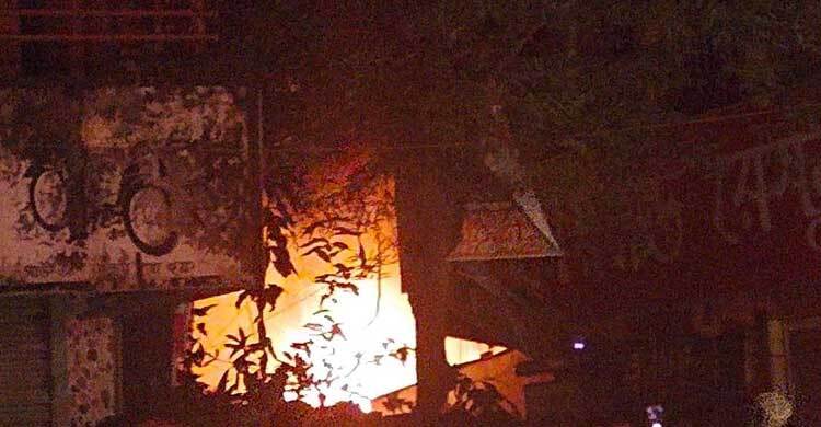 কাকরাইলে গ্যারেজে আগুন, নিয়ন্ত্রণে ১০ ইউনিট