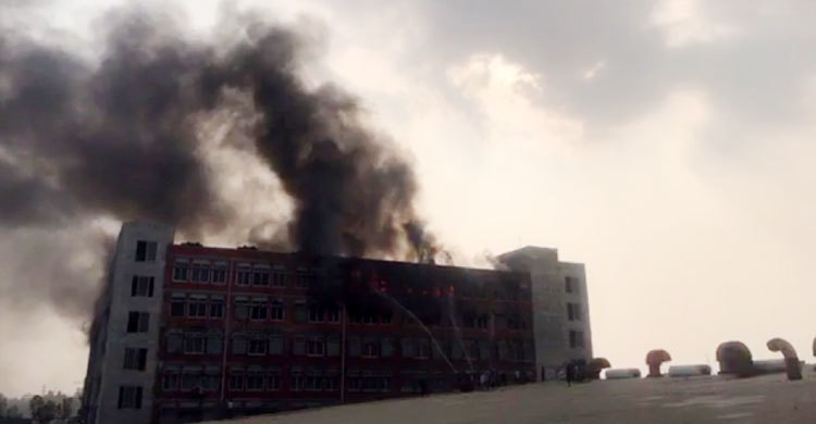 গাজীপুরে পোশাক কারখানায় আগুন